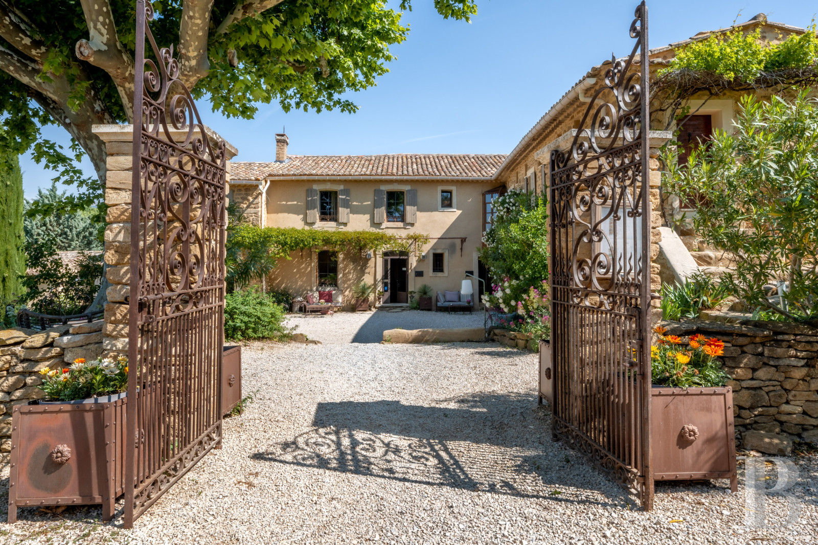 Dans le Vaucluse, aux environs de Beaumes-de-Venise,  une ancienne ferme du 18e siècle bordée de vignes - photo  n°37
